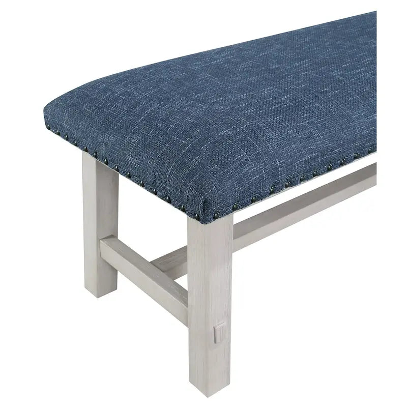 Banc Callen de OS Home and Office Furniture avec cadre blanc délavé, garniture cloutée en bronze antique et tissu marine